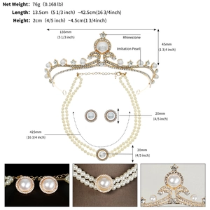 Dettagli macro e dimensioni del set di gioielli da sposa con perle e strass