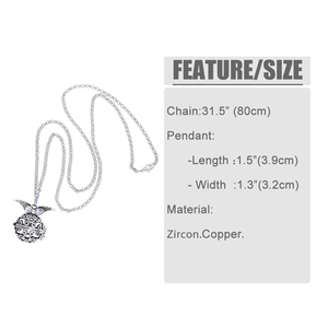 Vue détaillée du collier de 80 cm et médaillon sphérique en zircon avec des ailes