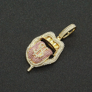 Vue détaillée du pendentif langue dollar hip-hop avec strass roses et blancs