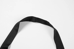 Dettaglio ravvicinato della cucitura del cinturino nero di un abito estivo