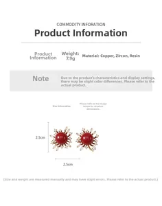 Makro-Detail des roten Blumen-Ohrsteckers mit Zirkonia und vergoldeter Kupferbasis