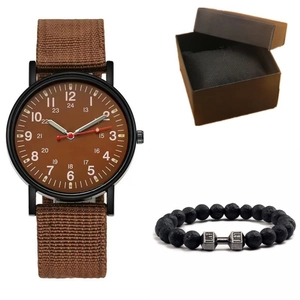 Détail d'une montre à quartz, bracelet en pierre de lave et coffret cadeau élégant