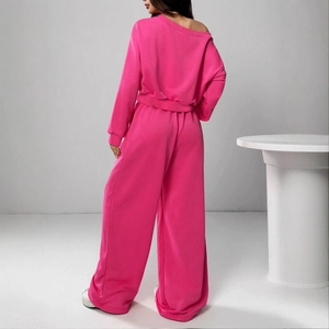 Damen Set in Rosarot mit schulterfreiem Oberteil und weit geschnittener Hose mit hoher Taille