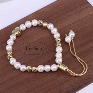 Adjustable beaded bracelet with shell pearls, gold heart charm, and 15-25cm chain