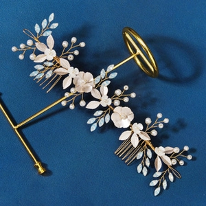 Vista dettagliata del pettine per capelli dorato con fiori fatti a mano e perline