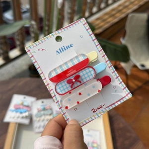Lot de trois barrettes en acrylique avec motifs à carreaux rouges, bleus et fleurs