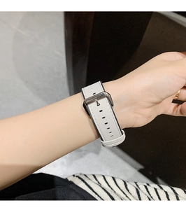 Vue détaillée du bracelet de montre en silicone blanc avec boucle métallique au poignet