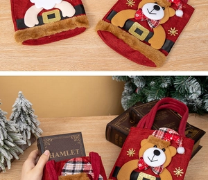 Détail de la broderie 3D Père Noël et ours sur le sac cadeau de Noël rouge avec poignée
