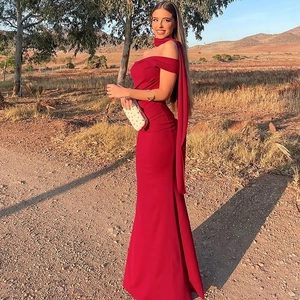 Robe de soirée rouge à épaules dénudées avec écharpe et ourlet sirène au coucher du soleil