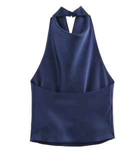 Détail du haut dos nu en satin bleu foncé avec une finition brillante et texture en soie