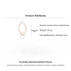 Détails du collier de perles à trois rangs orné d'une grande fleur en tricot blanc pur