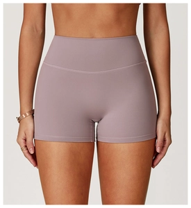 Dettaglio dei pantaloncini da yoga a vita alta senza cuciture in viola polveroso
