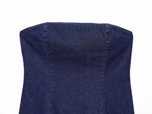 Gros plan détaillé sur le haut bandeau en denim bleu foncé et les coutures de qualité