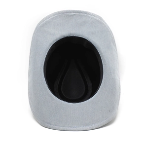 Vue de dessus montrant la doublure en tissu noir et la texture denim de ce chapeau western
