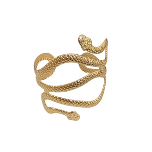 Bracelet serpent doré à double tête avec texture d'écailles sur fond blanc pur
