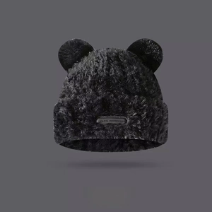 Nahaufnahme der schwarzen Plüschmütze mit Bärenohren und MENG-Logo-Aufnäher