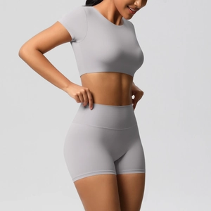 Détail d'un ensemble de yoga gris clair avec haut court et short de sport taille haute