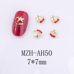 Vue détaillée des bijoux d'ongles en alliage doré de 7x7mm avec strass rouges