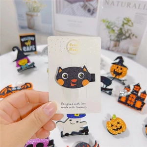 Dettaglio di un fermaglio per capelli a forma di gatto nero per Halloween fatto a mano