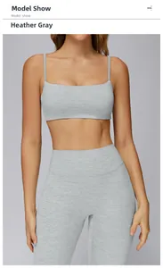 Dettaglio del set yoga grigio melange con reggiseno a spalline sottili e leggings