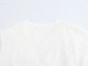 Makroaufnahme der weißen Spitzentextur und des runden Halsausschnitts am Kleid
