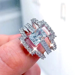 Lujoso anillo apilable de plata de varias capas con un gran cristal central talla esmeralda