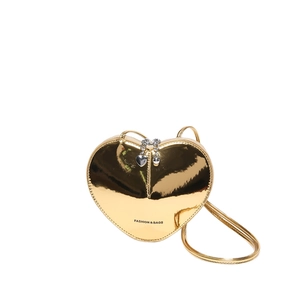 Goldene herzförmige Umhängetasche mit Lackleder-Effekt und eleganter Metallkette