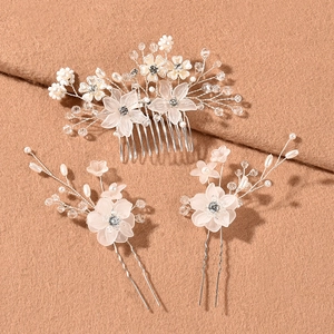 Detailansicht des handgefertigten Braut-Haar-Sets mit Perlen und Blumen