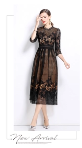 Détails de la dentelle florale ajourée complexe sur cette élégante robe midi noire chic