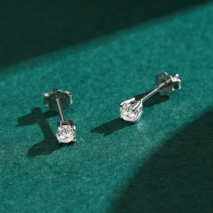Sparkling D-color Moissanite stud earrings in S925 sterling silver with a round brilliant cut