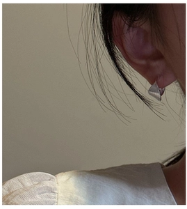 Detailed view of S925 sterling silver fan shaped earrings with textured shell pattern