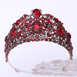 Détails d'une couronne de mariée baroque avec strass rouges sur base bronze