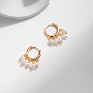 Elegante goldene Creolen mit fünf weißen Barockperlen-Anhängern für den Alltag