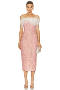 Elegante abito midi rosa con paillettes, finiture in piume bianche e spalline sottili