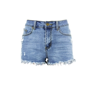 Dettaglio di pantaloncini di jeans celeste con orli sfilacciati e strappi decorativi