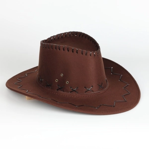 Détail d'un chapeau de cowboy marron avec coutures noires et œillets en laiton