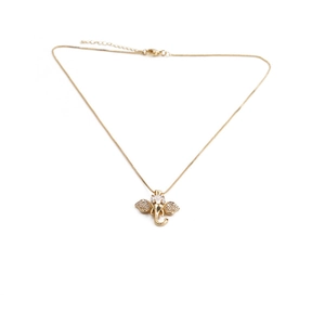 Collier élégant avec pendentif éléphant doré et zircons brillants sur fond blanc