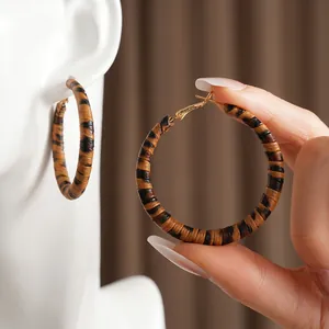 Créoles rétro en cuir à motif léopard avec un design rond oversize et tiges dorées