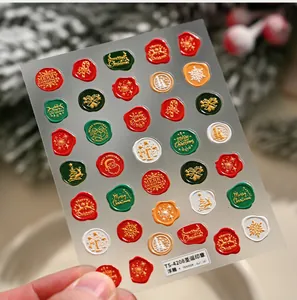 Macro-detail van 3D-kerstnagelstickers voor Kerstmis met de Kerstman en gouden reliëfpatronen