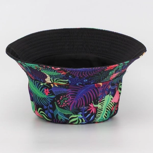 Detalle de sombrero de pescador con estampado tropical de flamencos rosas y hojas de palmera