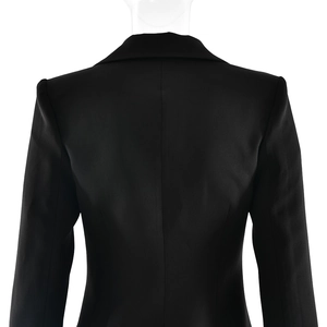 Vue arrière détaillée d'une robe blazer noire cintrée avec col à revers et boutonnage simple