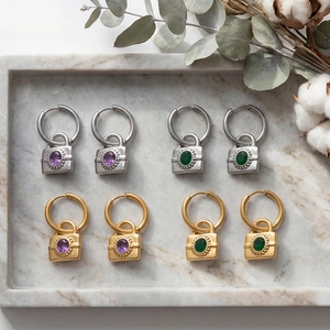 Boucles d'oreilles créoles en acier avec pendentifs cadenas et pierres précieuses