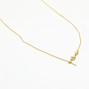Detail of a 925 gold-plated O-chain necklace featuring a secure lobster clasp closure