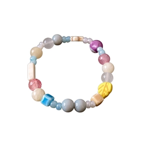 Buntes Perlenarmband mit Keramikstern- und Blattanhängern in sanften Pastelltönen