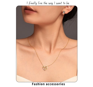 Détail du collier cœur doré avec motif soleil et boucles d'oreilles créoles arc-en-ciel