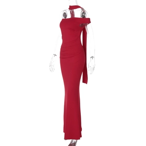 Robe de soirée rouge moulante élégante avec licou et détail de ruban drapé latéral