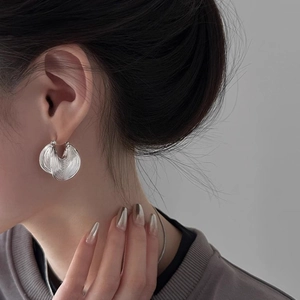 Irregular Striped Metal Hoop Earrings With Silver Earring Post Shell Texture Ripple Design Simple Minimalist Fashion Jewelry