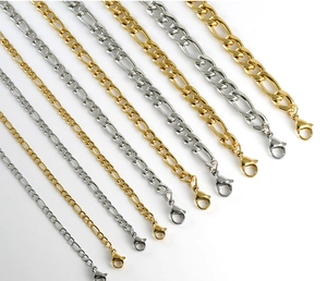 Detalle de cadenas Figaro de oro 18K y plata en varios anchos sobre blanco