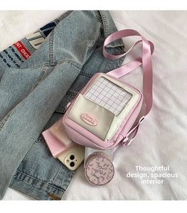 Détail du sac bandoulière rose et blanc avec fenêtre en filet et bandoulière réglable en nylon