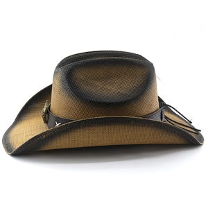 Dettaglio cappello da cowboy in paglia con fibbia a testa di toro in metallo e rete traspirante